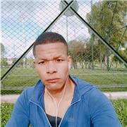 Instructor de rutinas físicas da clases a personas de todas las edades y genero